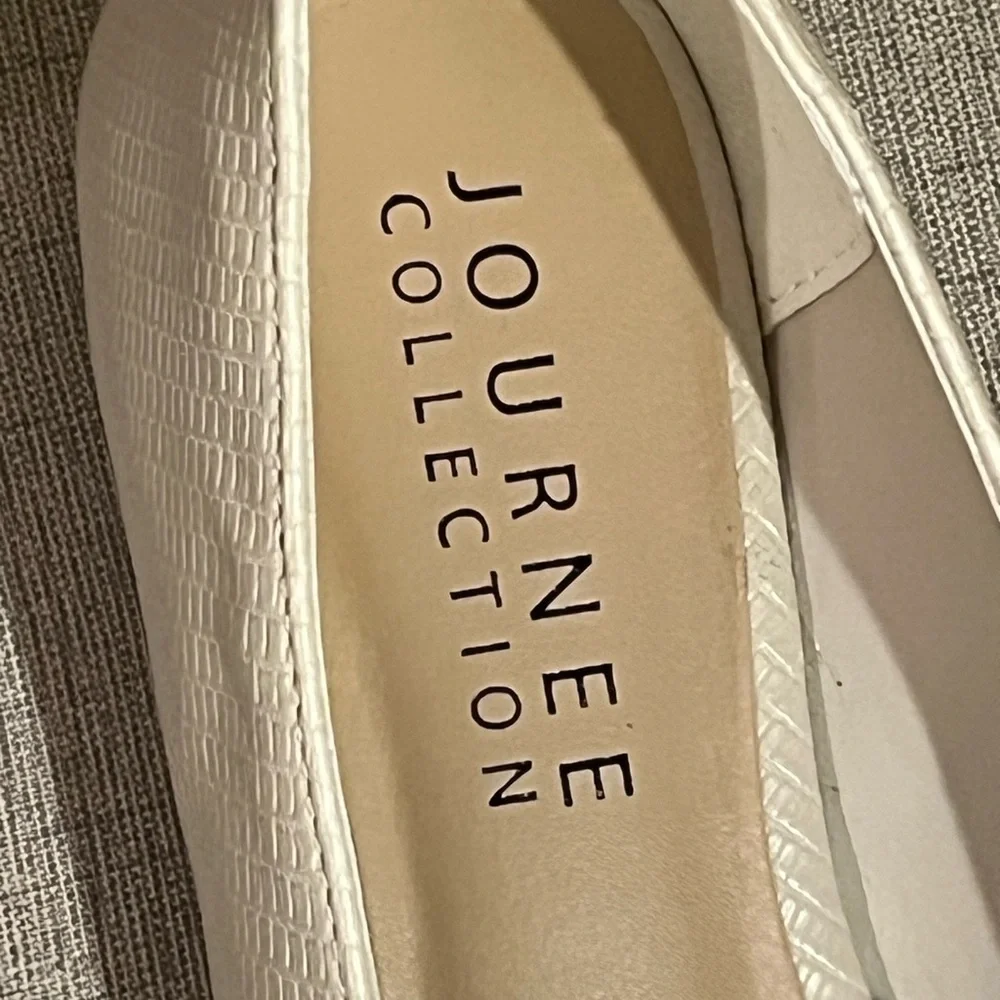 Like New Journee Wrenn Tru Comfort Off white Foam Loafers
